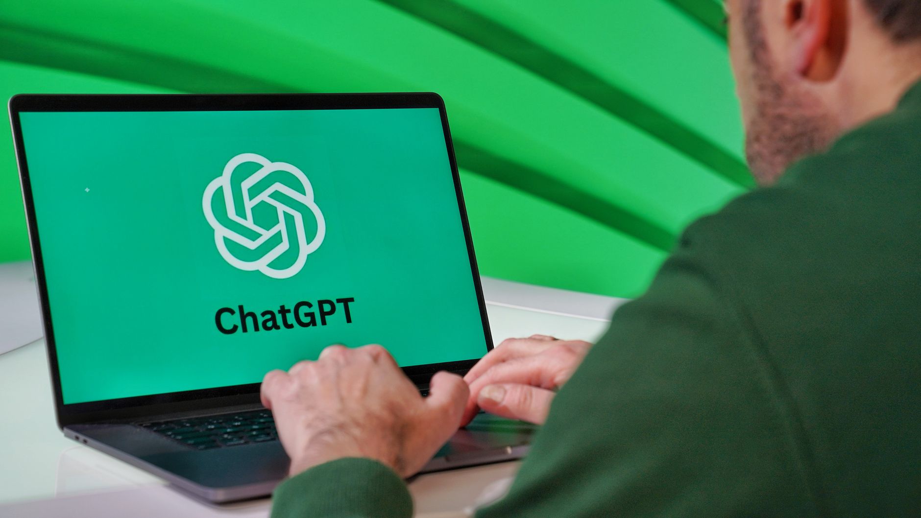ChatGPT 4o : accès gratuit, limites réelles, fonctionnement au quotidien — personne utilisant ChatGPT sur ordinateur