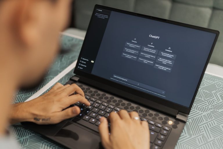 ChatGPT 4 est-il gratuit ? — personne utilisant ChatGPT sur ordinateur