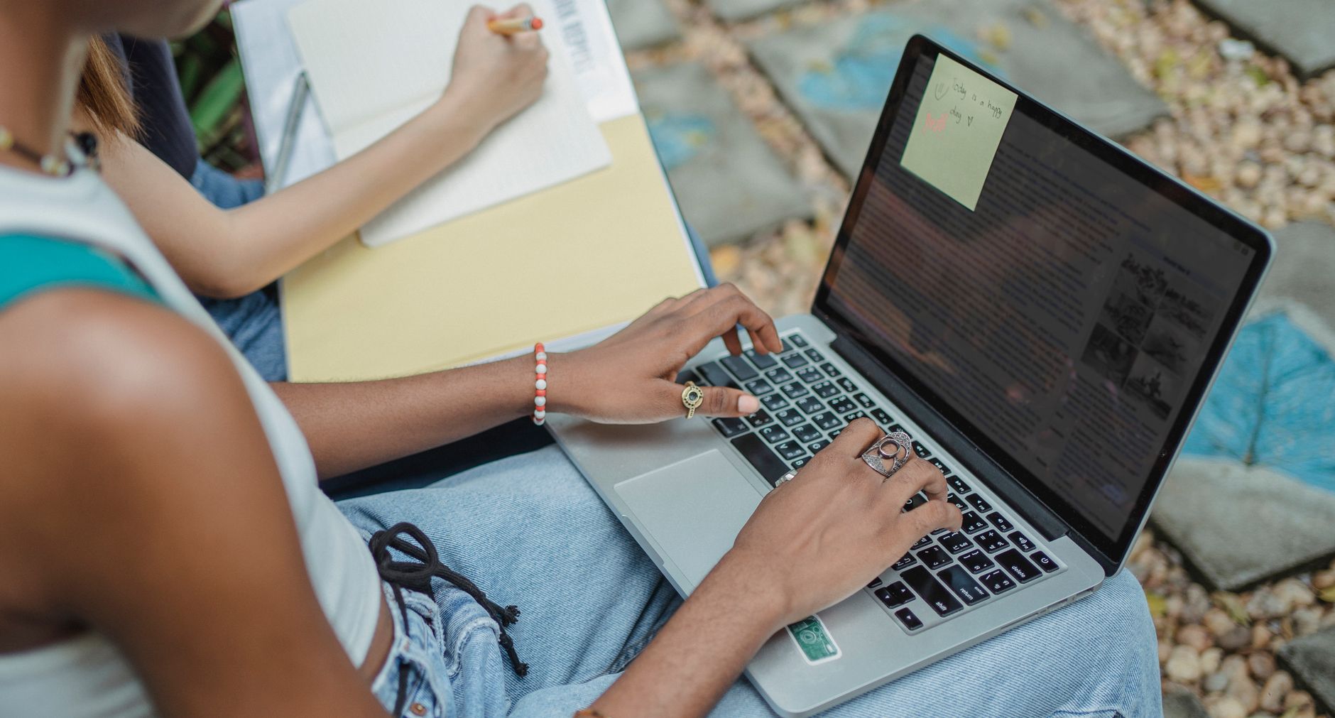 Webmail Versailles : Accès, premiers pas et pièges à connaître — étudiant accédant à son email académique