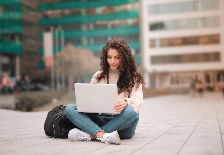 Comment accéder à sa messagerie — étudiant accédant à son email académique