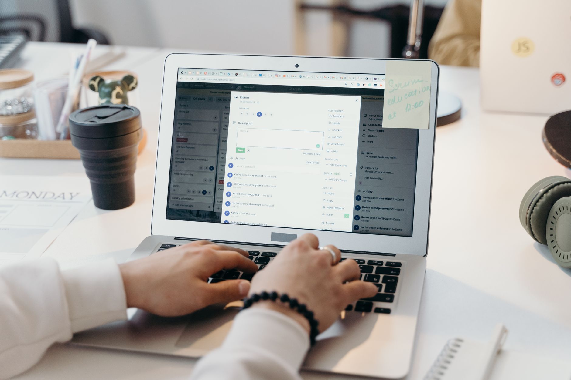 Connexion AOL Mail : déroulé précis et pièges à éviter — personne consultant ses emails sur ordinateur