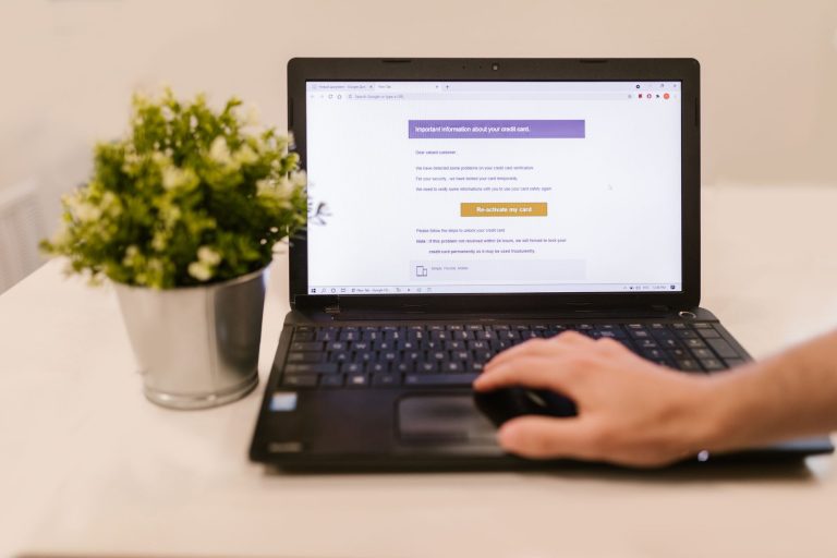 Comment se connecter à AOL — personne consultant ses emails sur ordinateur
