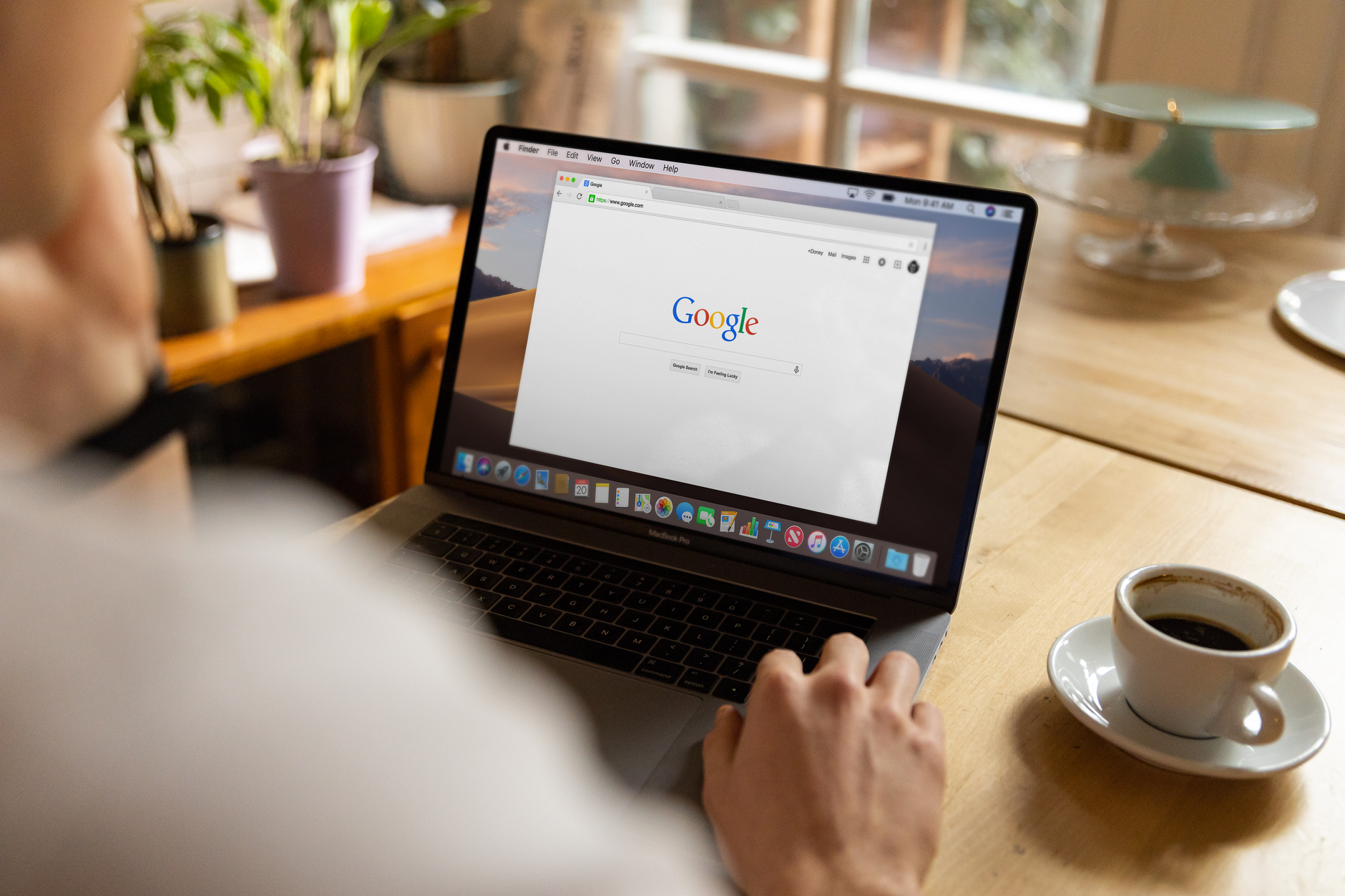 Cédric Guérin à Rennes : un parcours solide au service du marketing digital — consultant SEO travaillant sur un ordinateur portable
