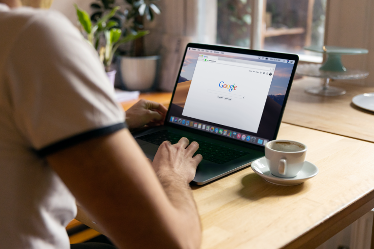 Cédric Guérin, consultant SEO freelance — consultant SEO travaillant sur un ordinateur portable