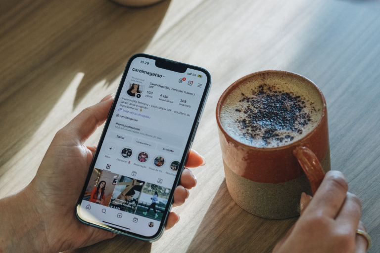 Picuki, l'outil pour consulter Instagram — personne consultant Instagram sur smartphone