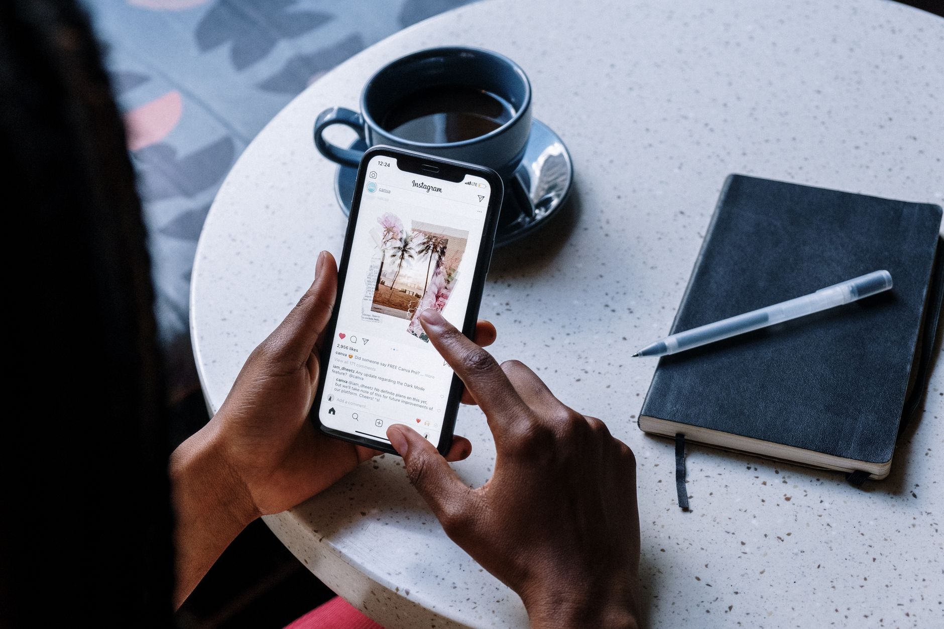 Navigation privée sur Instagram : pourquoi Picuki intrigue autant — personne consultant Instagram sur smartphone