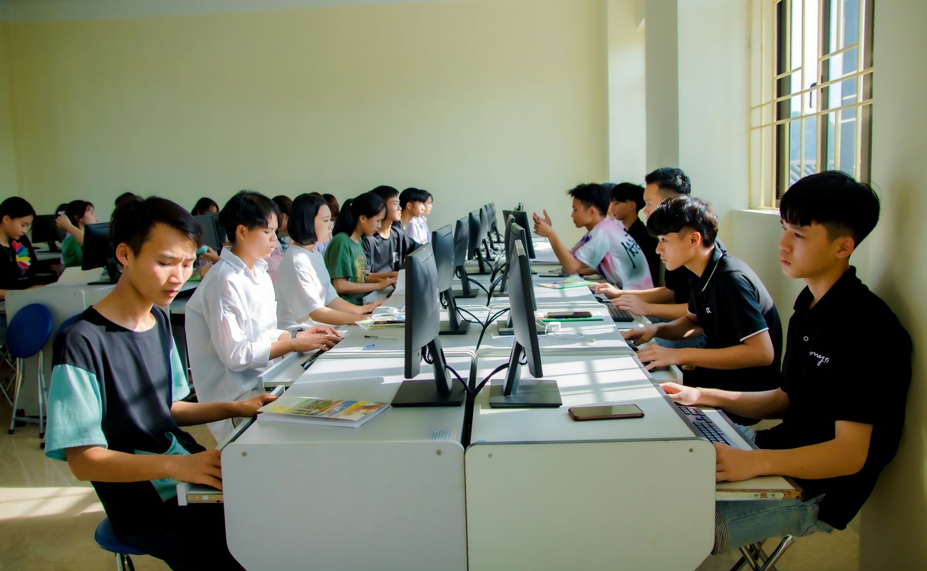 Nexa Digital School : histoire, valeurs et positionnement dans le digital français — étudiants codant dans un laboratoire informatique