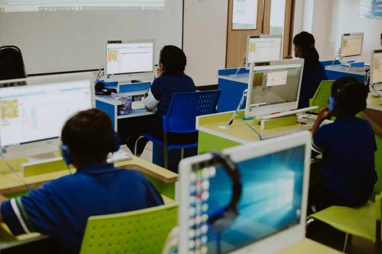 Que vaut l'école informatique Nexa — étudiants codant dans un laboratoire informatique