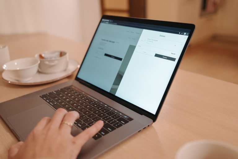 Quels sites pour vérifier si — personne utilisant un ordinateur pour vérifier un site
