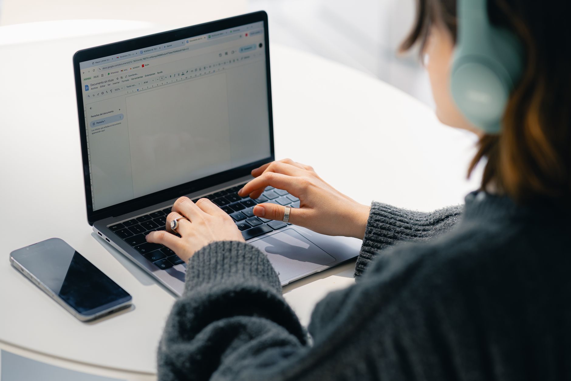 Pourquoi préférer un mail éphémère pour protéger sa vie privée en ligne — personne utilisant un ordinateur portable avec email jetable