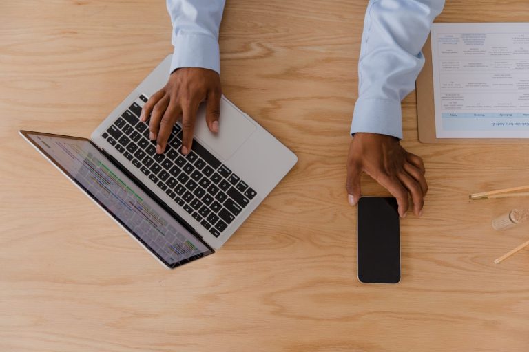 Mail éphémère les meilleurs services — personne utilisant un ordinateur portable avec email jetable