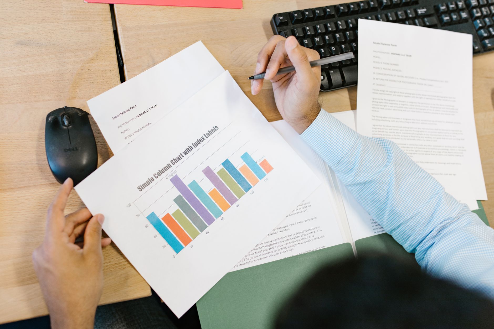 Pourquoi choisir un template Google Docs pour son rapport de stage : gains réels et limites — étudiant travaillant sur un rapport Google Docs