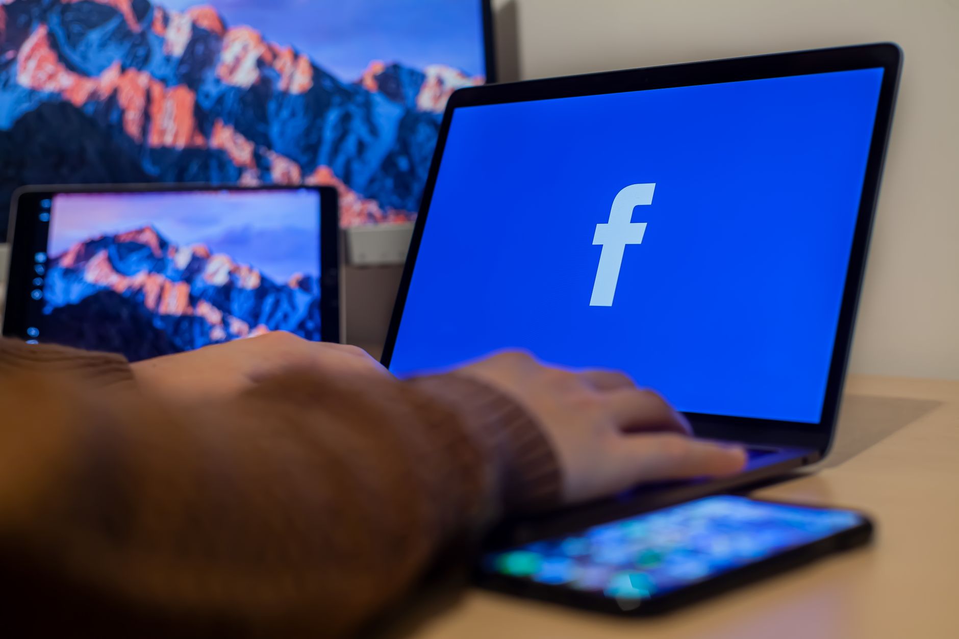 Créer compte Facebook depuis un navigateur : étapes complètes pour un nouveau compte Facebook — personne créant un compte Facebook sur ordinateur