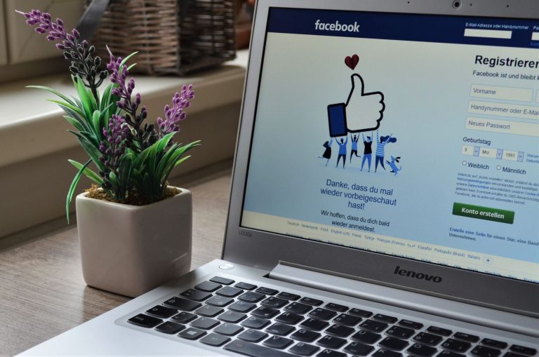Créer un nouveau compte Facebook — personne créant un compte Facebook sur ordinateur